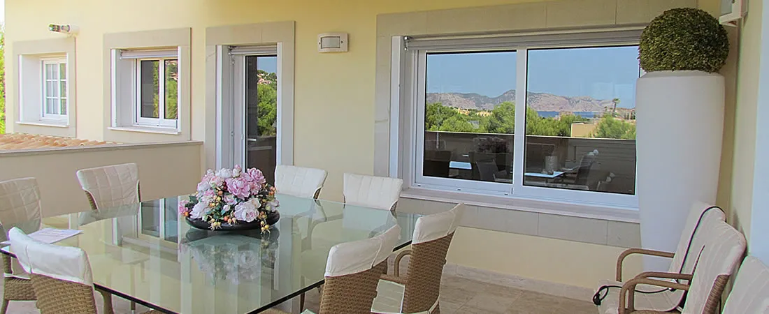 Double traditional curtain in a classic setting in Santa Ponsa