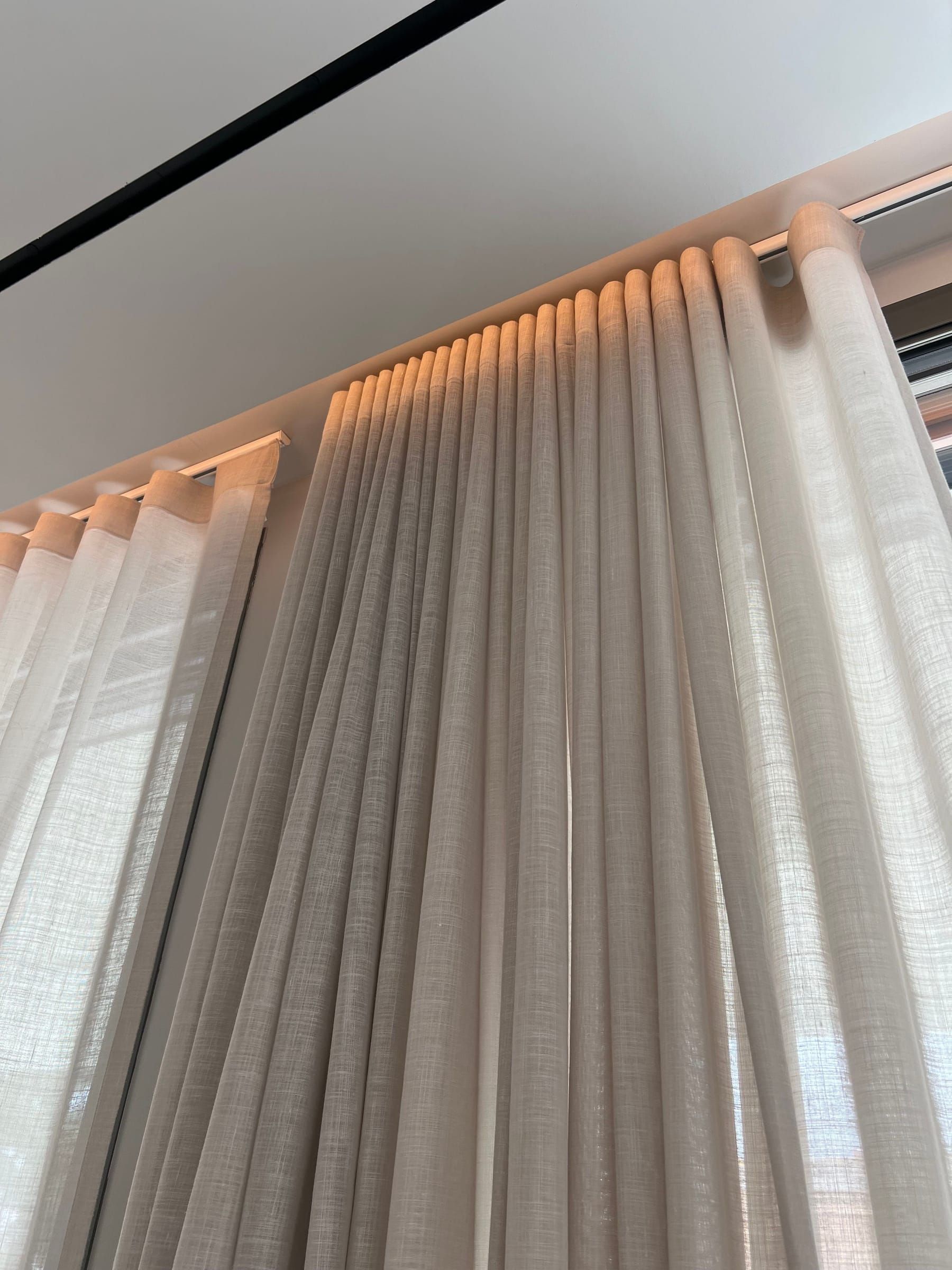 Detalle de la onda perfecta en el carril empotrado en el techo con luz indirecta