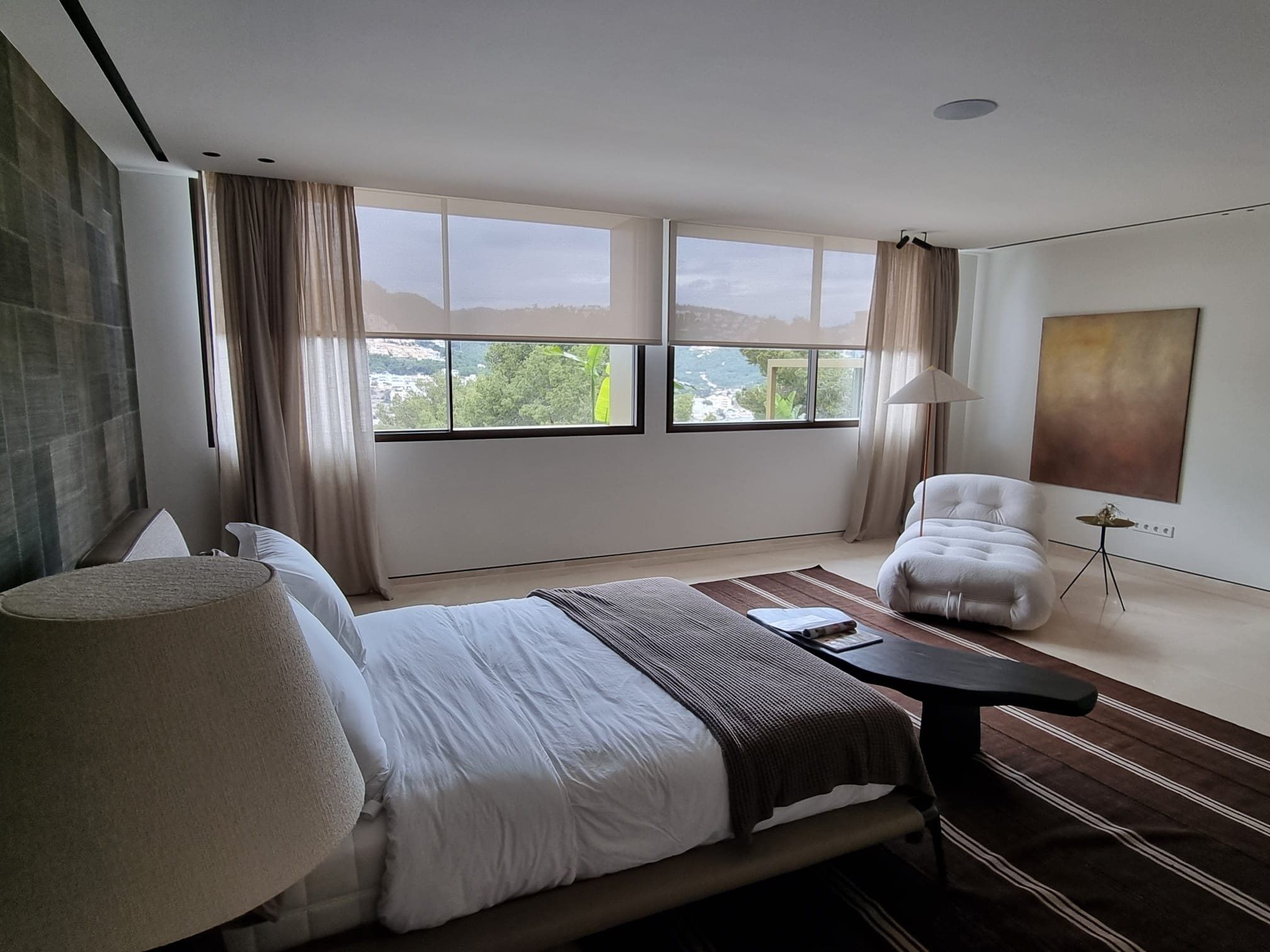 Dormitorio con enrollables y visillos – Mallorca (1)