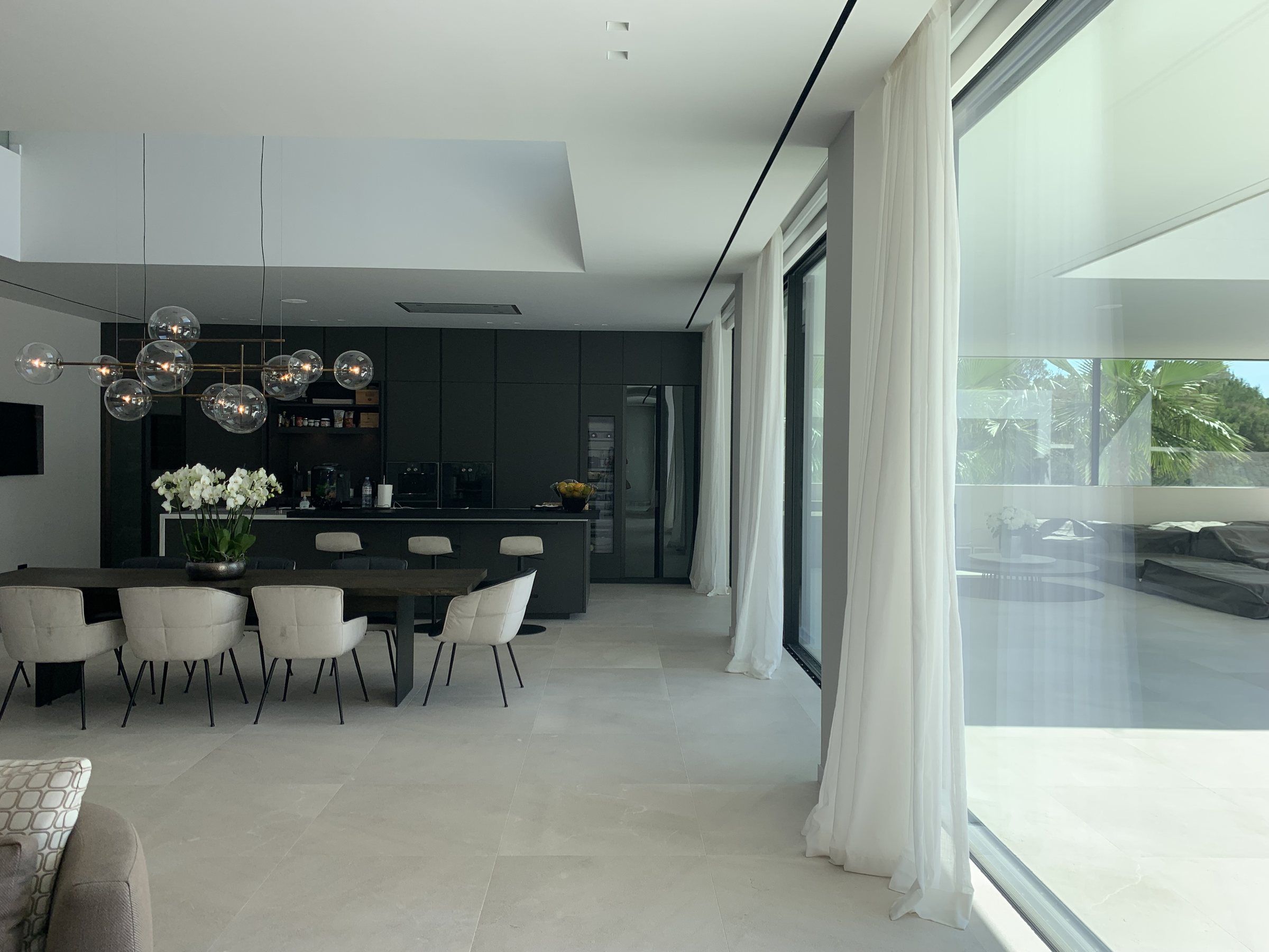 Double-height roller blinds and sheers – Mallorca (1)