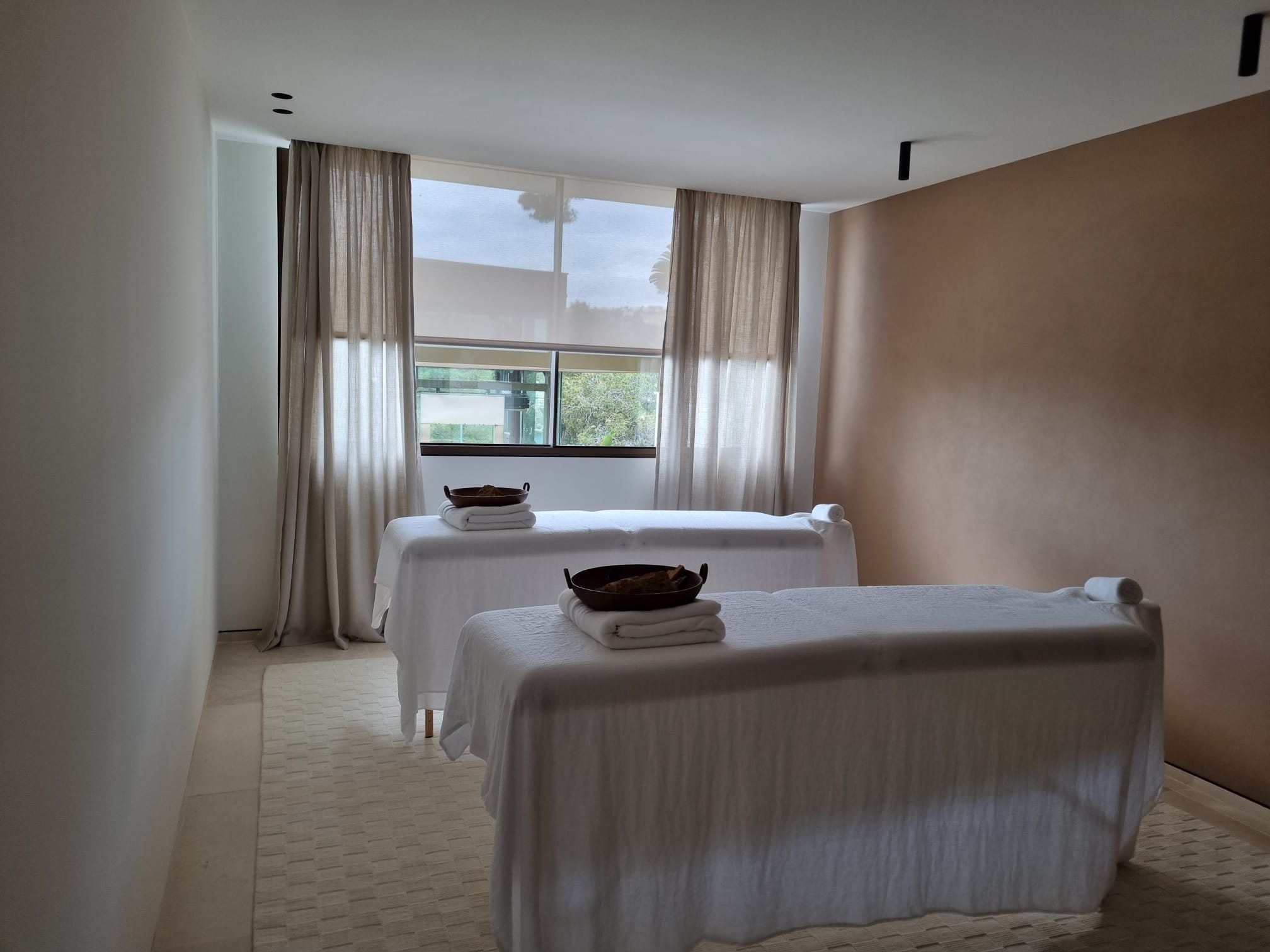 Dormitorio con enrollables y visillos – Mallorca (2)