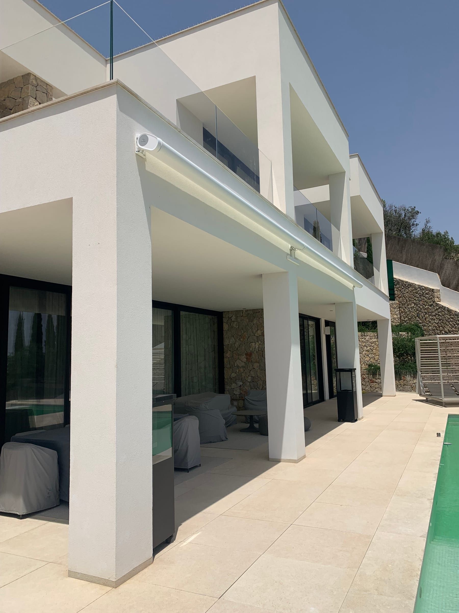 Seitenansicht der Kassette entlang der Veranda und des Pools