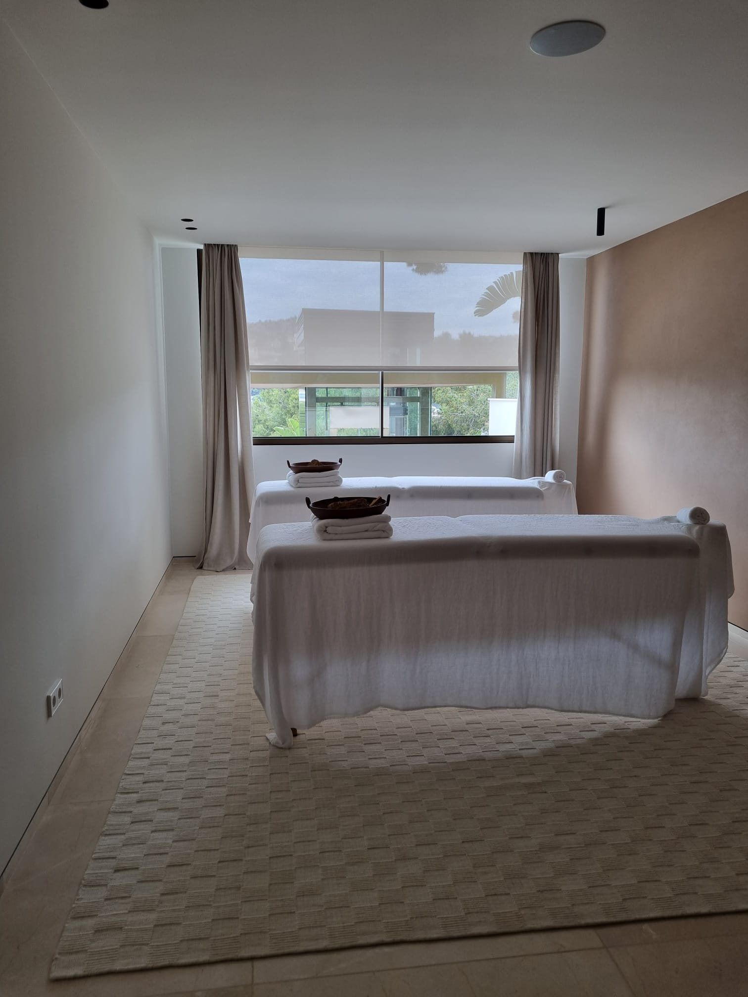 Dormitorio con enrollables y visillos – Mallorca (3)