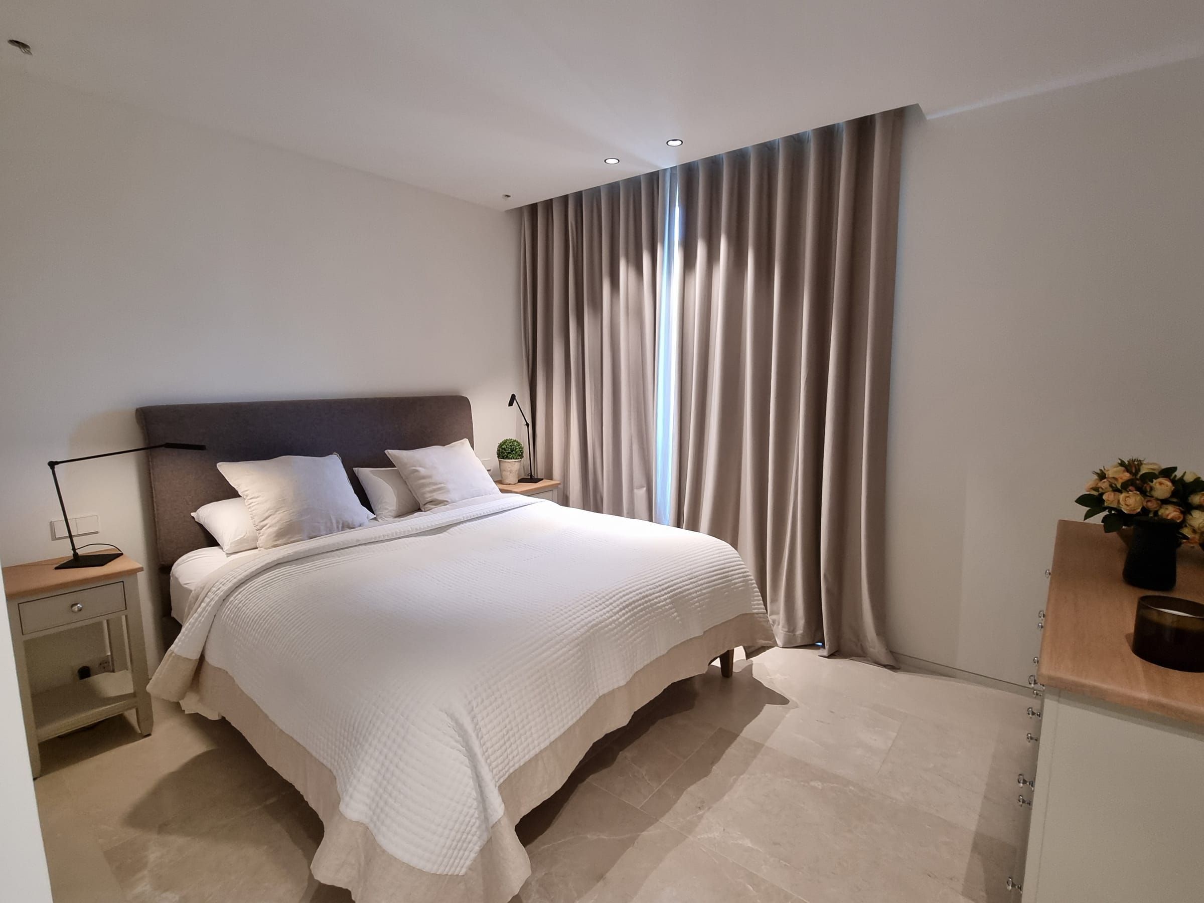 Schlafzimmer mit Wellenvorhängen in Taupe