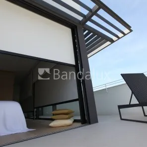 Cortina o estor exterior con tejido oscurante: oscuridad total para vuestro dormitorio