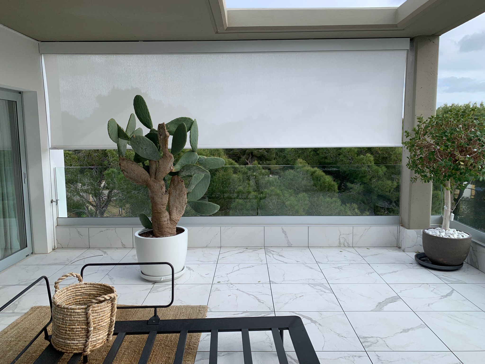 Motorised B-Box awning with cable guides on an outdoor terrace in Santa Ponsa, Mallorca
