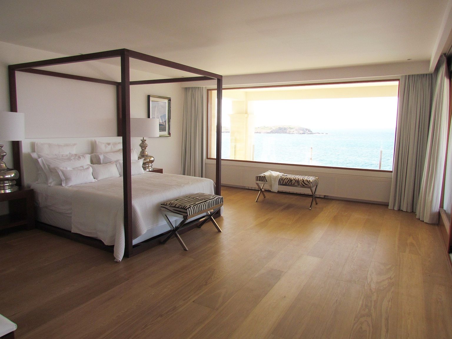 Traditional curtain with black-out fabric and radio-frequency motor in Bendinat, Mallorca