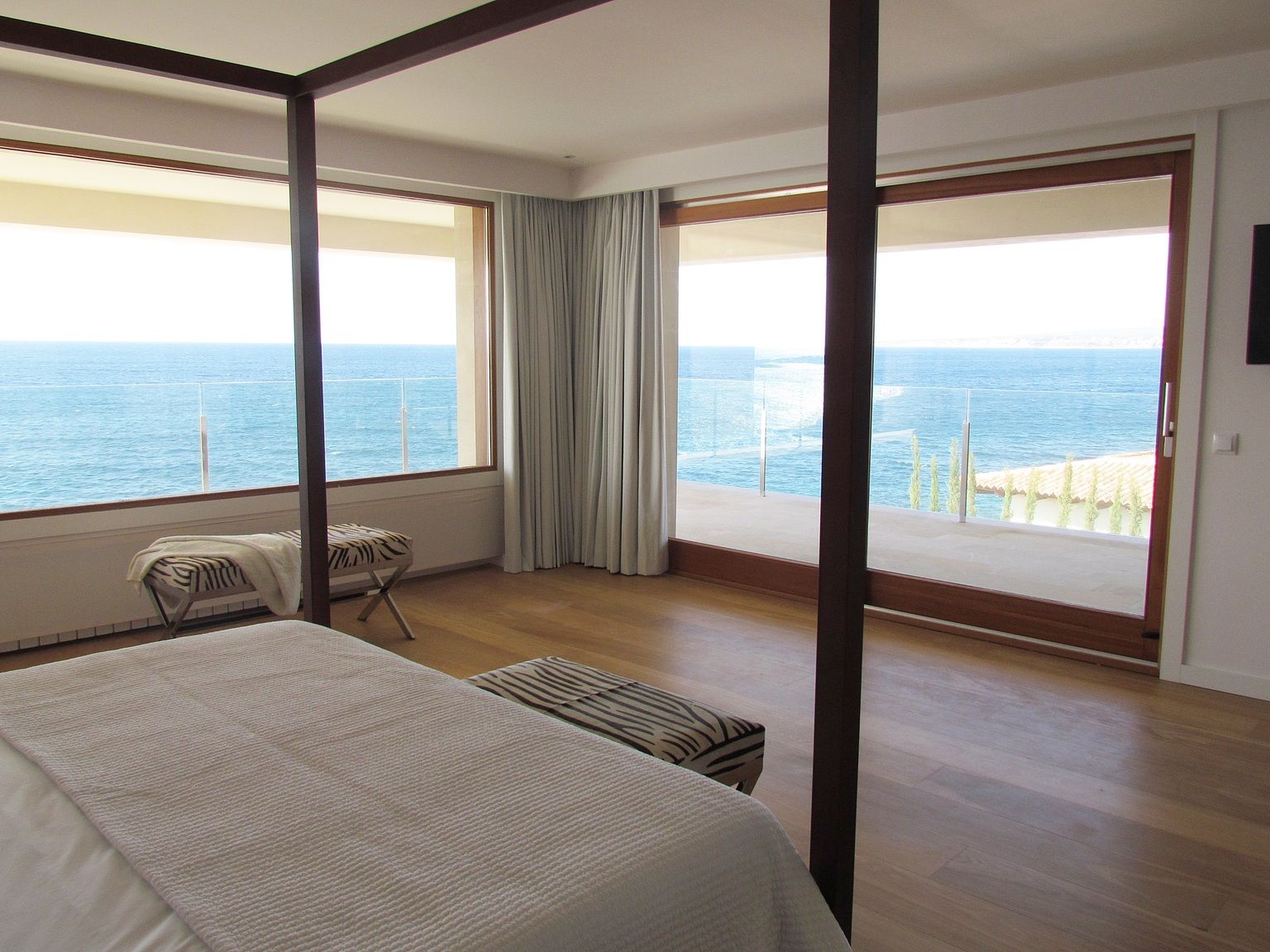 Motorised traditional curtain with black-out fabric in Bendinat, Mallorca