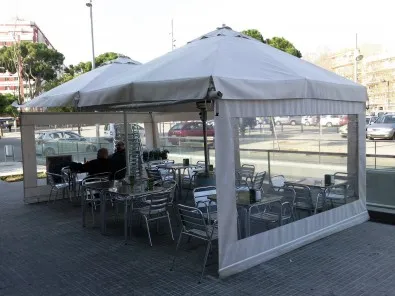 Parasoles con paravientos para bares