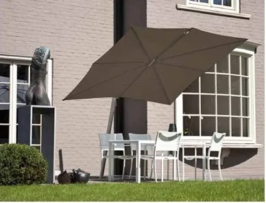 Parasol con brazos excéntricos