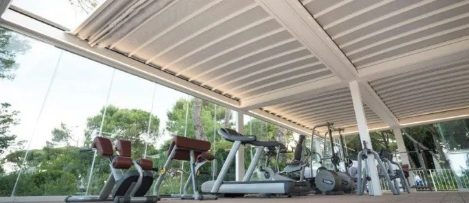 Pergola ISOLA 3 im Einsatz auf einer Terrasse