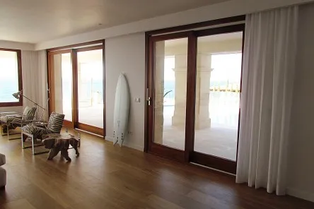 Walls decorated with traditional curtains