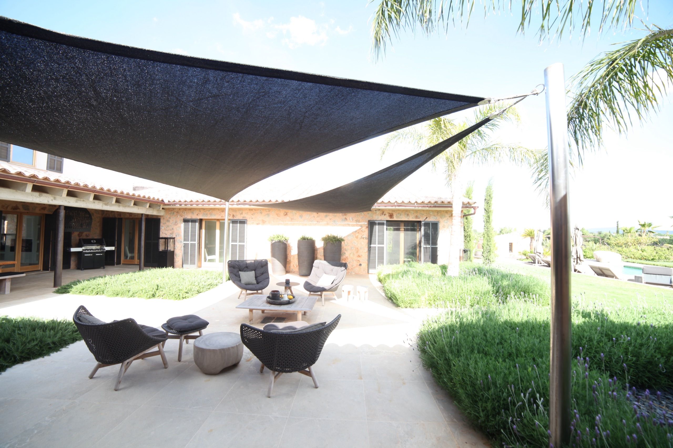 Gespanntes Sonnensegel auf einer großen Terrasse in Santa María, Mallorca
