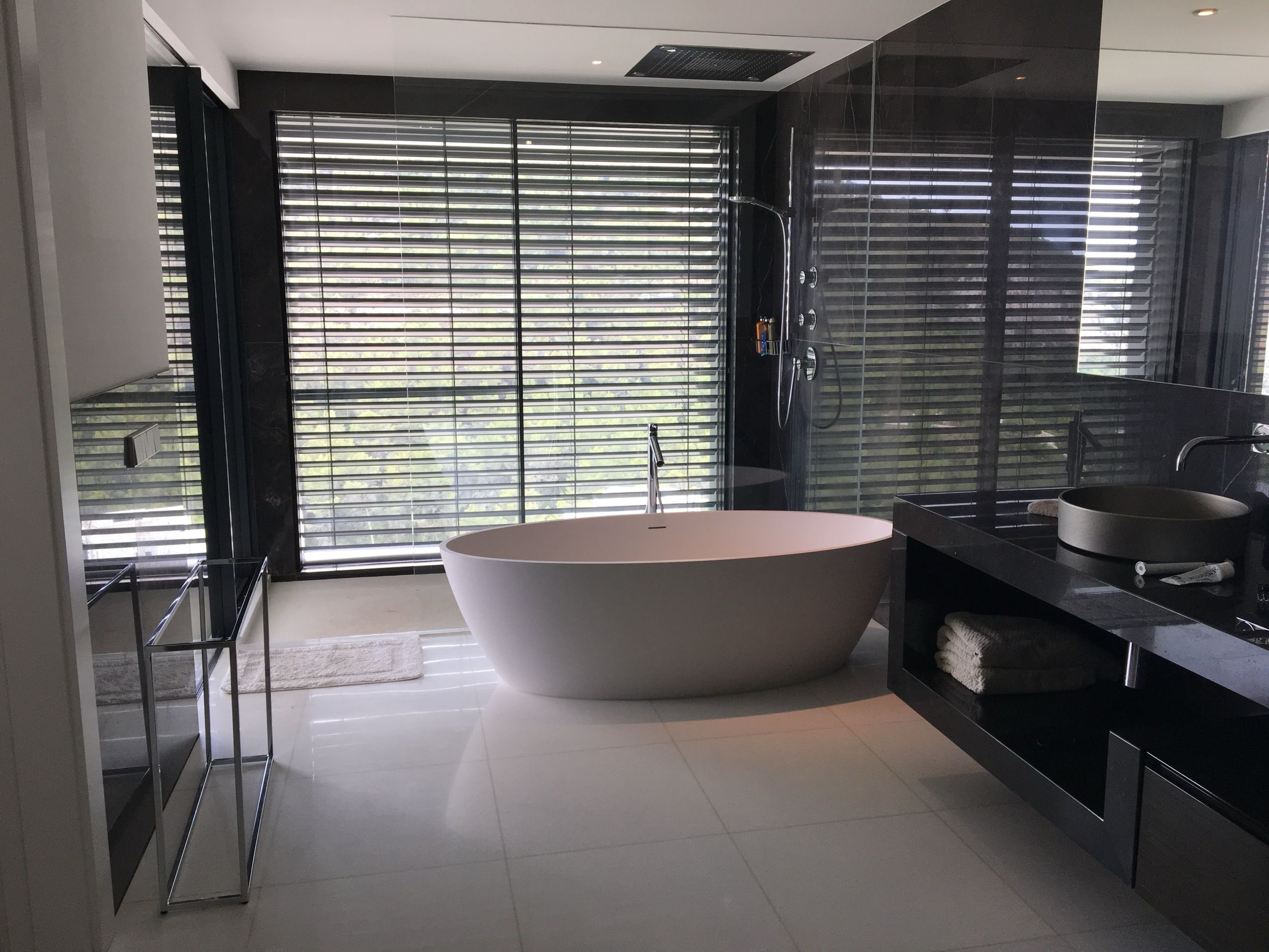 Guided outdoor venetian blind fitted on a facade in Son Vida, Mallorca