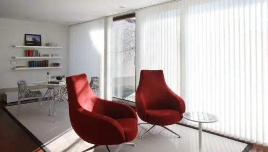 Cortinas verticales en salón