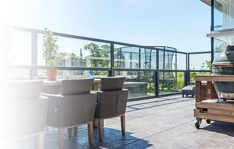 Vertically deployable windbreak glass panels for terraces