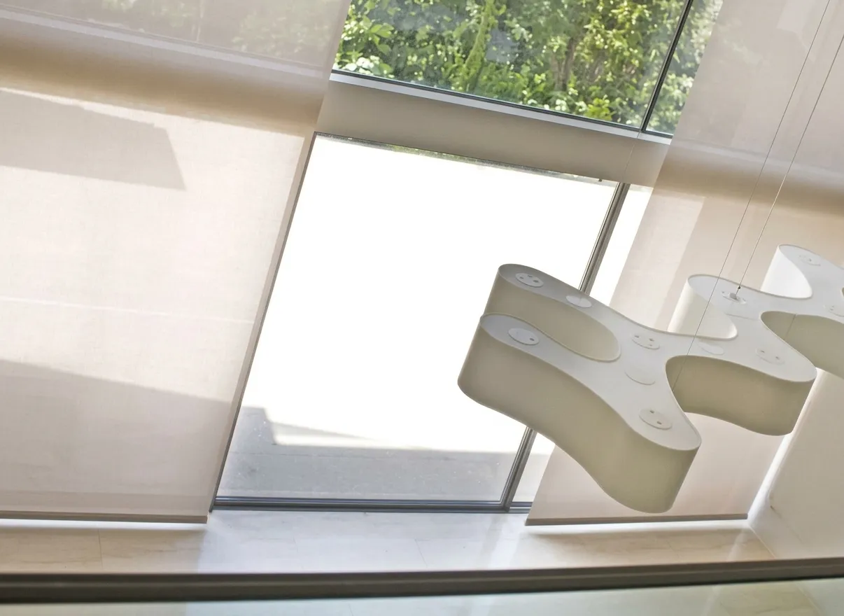 Grosse Fensterfront mit XXL-Rollo