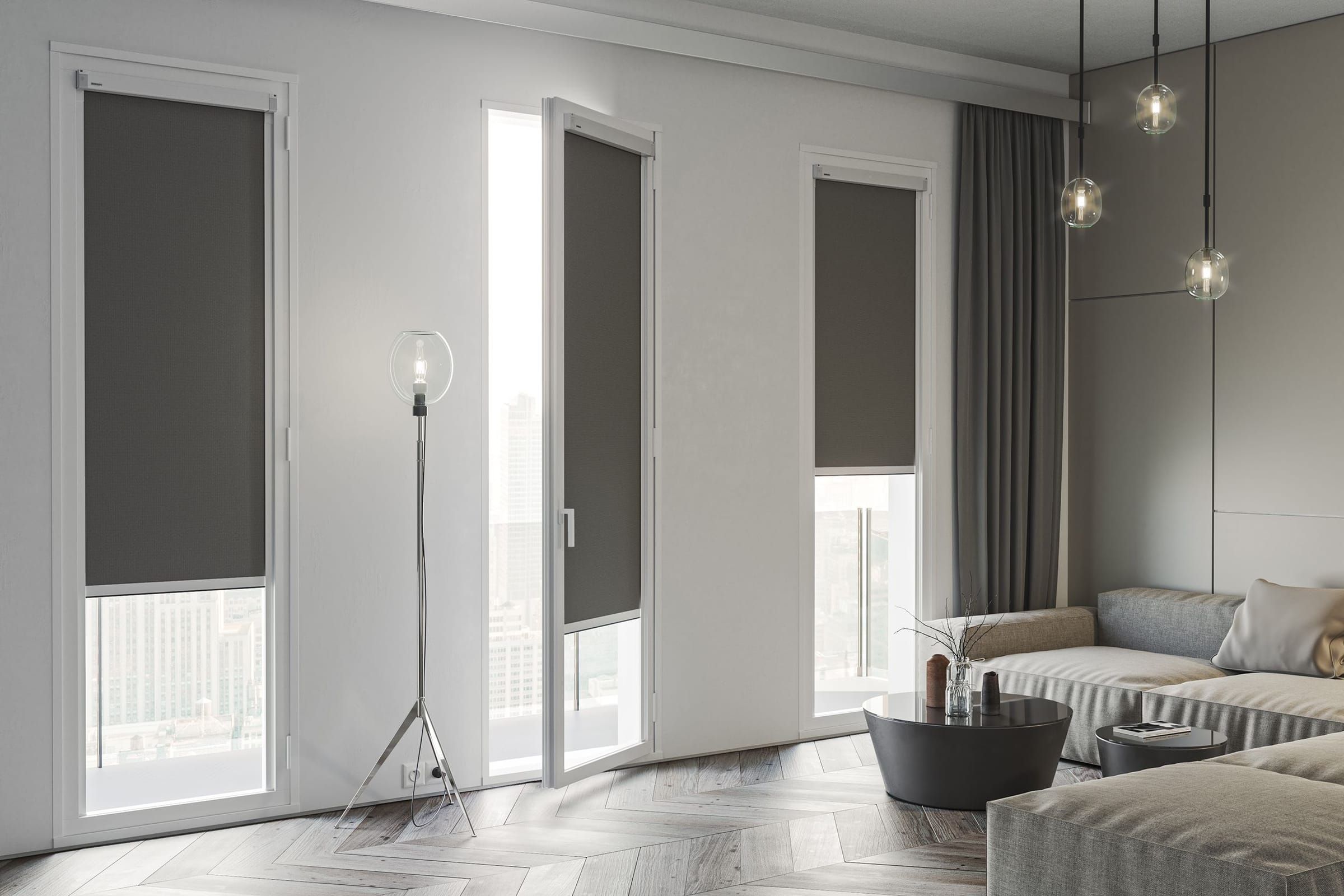 Salón con estores enrollables oscuros instalados en las puertas balconeras sin perforar la carpintería