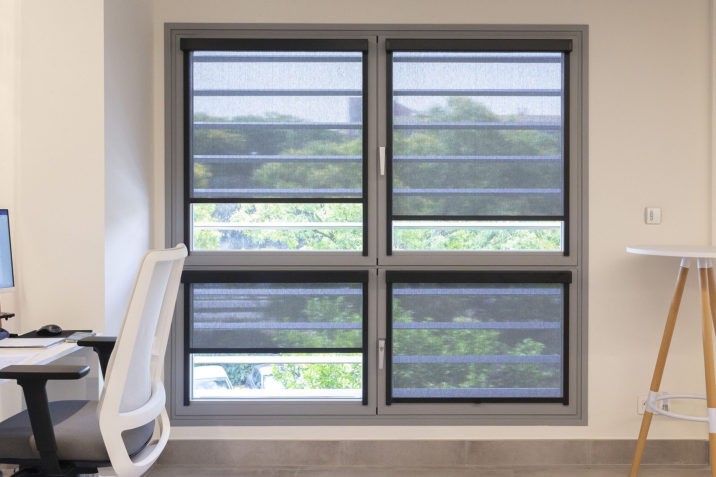 Estores enrollables Fit Box con cajón en las ventanas de un despacho