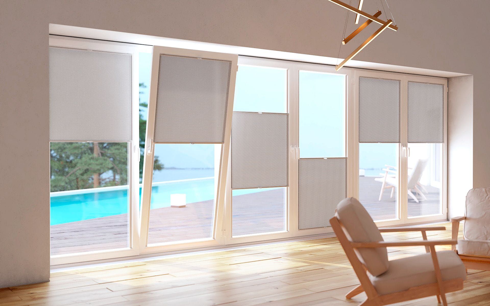 Estores plisados Glass Fit Pleat en un ventanal con vistas a la piscina