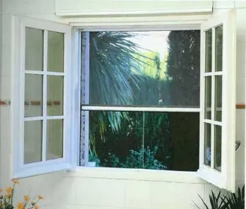 Mosquitera vertical enrollable