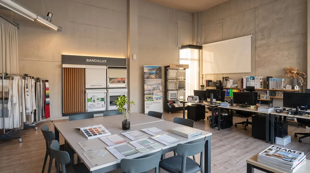 Showroom de Área Deluxe en Santa Ponsa, con expositores de cortinas y estores Bandalux