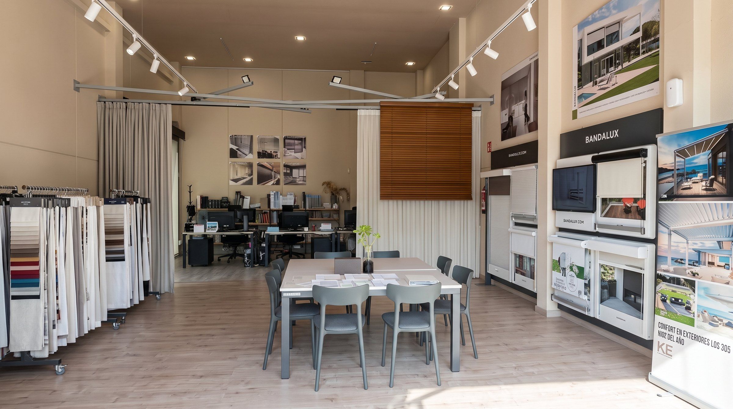Showroom de Área Deluxe en Santa Ponsa, con expositores de cortinas y estores Bandalux