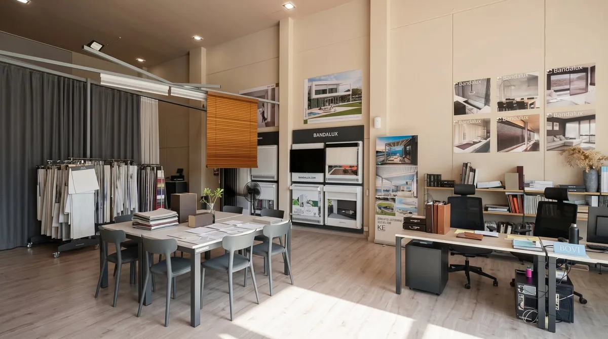 Showroom de Área Deluxe en Santa Ponsa, con expositores de cortinas y estores Bandalux