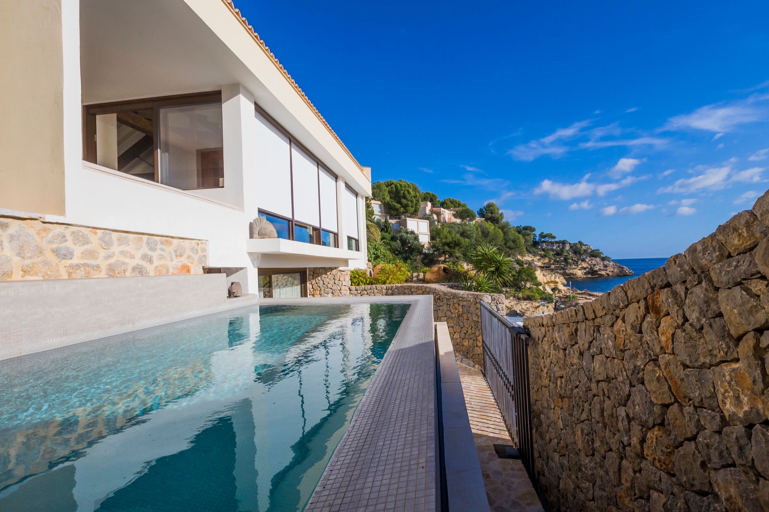 Bandalux Z-Box with zip guides installed on a clifftop home in Portals Vells, Mallorca